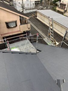 堺市にてスレート屋根のカバー工法 「超高耐久 横暖ルーフα S」施工後
