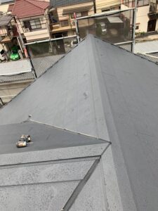 大阪府泉大津市にて雨漏り修理〈スレート屋根カバー工法〉