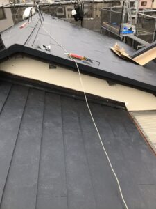 大屋根に新しい屋根材を葺きます