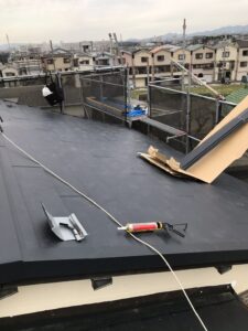 大屋根に新しい屋根材を葺きます