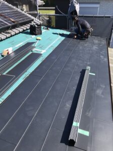 河内長野市にてカラーベスト屋根の雨漏り修理 断熱材入り屋根材葺き