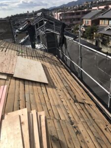 新たに屋根の下地となる合板を張っていきます