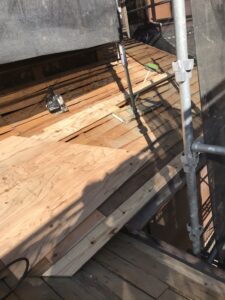 新たに屋根の下地となる合板を張っていきます
