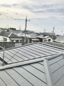 大屋根棟板金取り付け完了