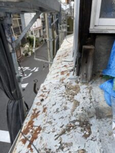 大阪市大正区にて店舗屋根修理〈板金工事〉 施工前