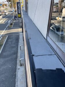 大阪府富田林市にて雨漏り修理〈店舗看板上板金施工〉 施工前