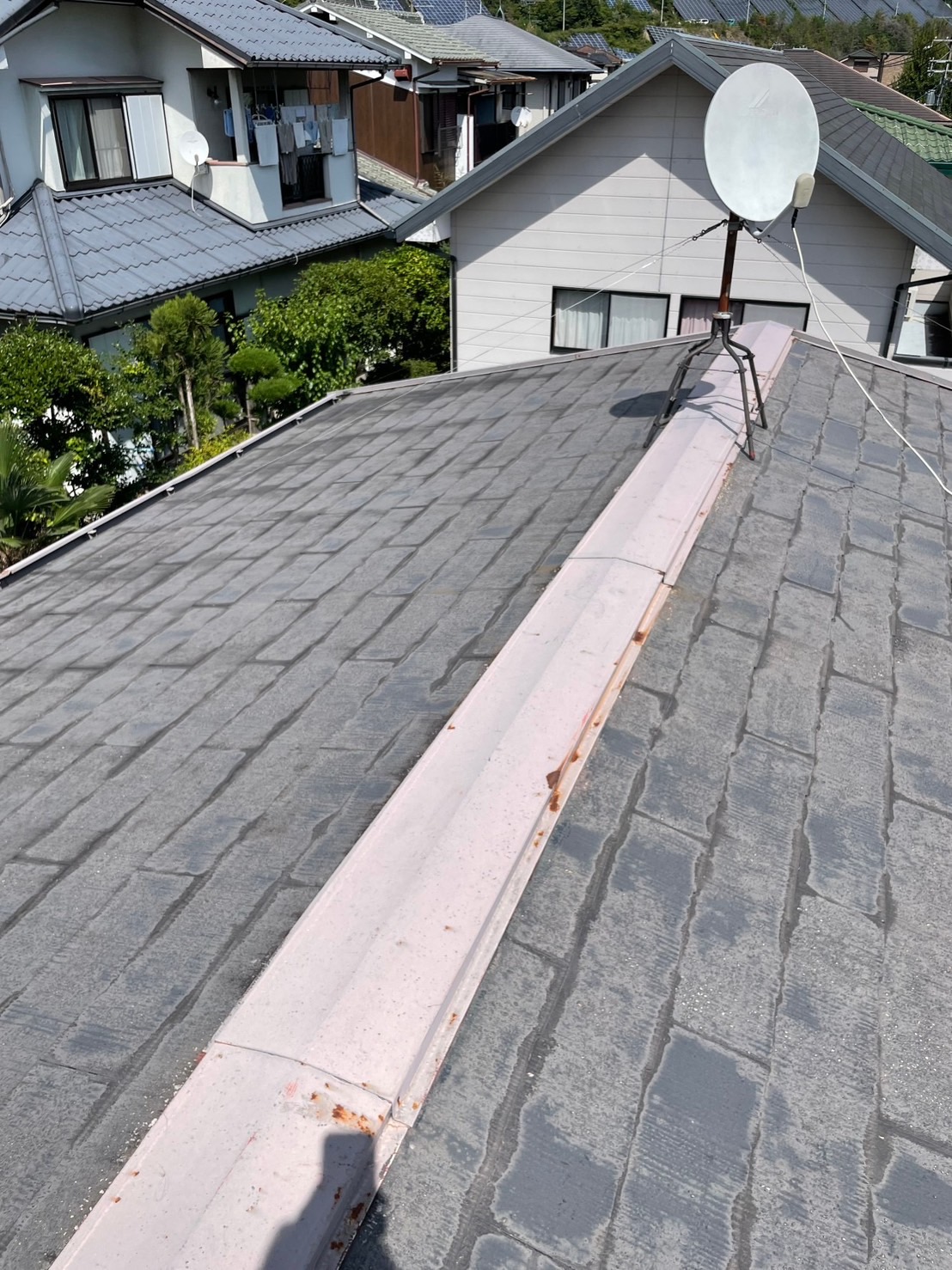 大阪府和泉市にて雨漏り修理〈スレート屋根カバー工法〉 施工前