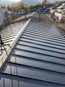 大阪府和泉市にて雨漏り修理〈スレート屋根カバー工法〉 施工後