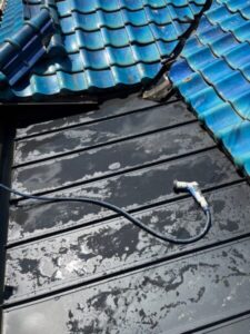 大阪府和泉市にて雨漏り修理　トタン波板からの葺き替え工事　完工