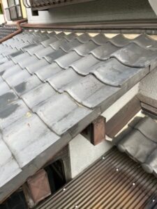 大阪府和泉市にて雨漏り修理　玄関庇屋根補修工事　完工