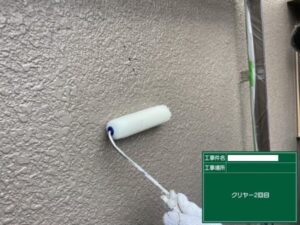 岸和田市にて雨漏り修理　クリア塗装　施工中
